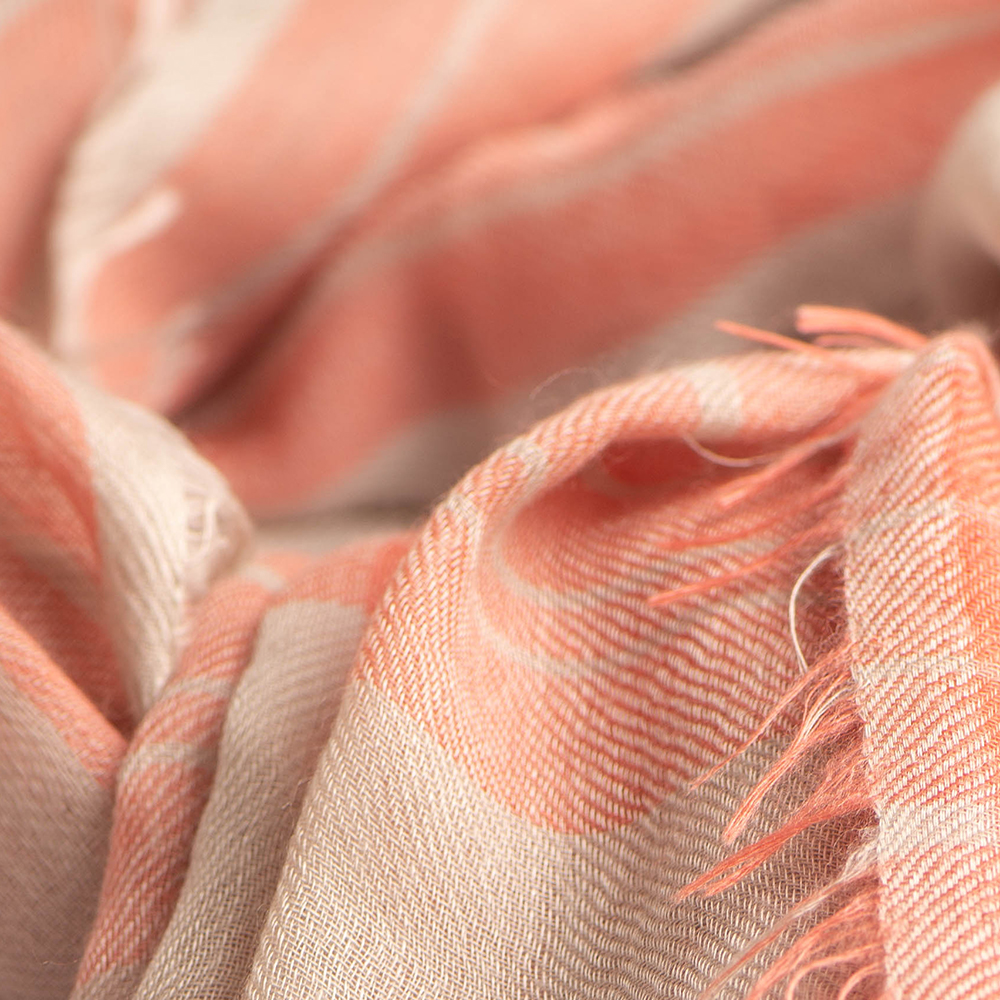 twill tarten stole red/beige closeup
